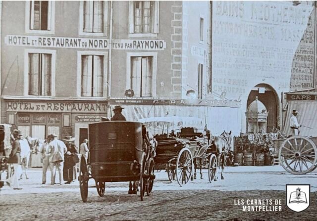 Photo de la place de l'Observatoire à Montpellier en 1893 avec des fiacres et des charrettes, devant la Tour de la Babotte