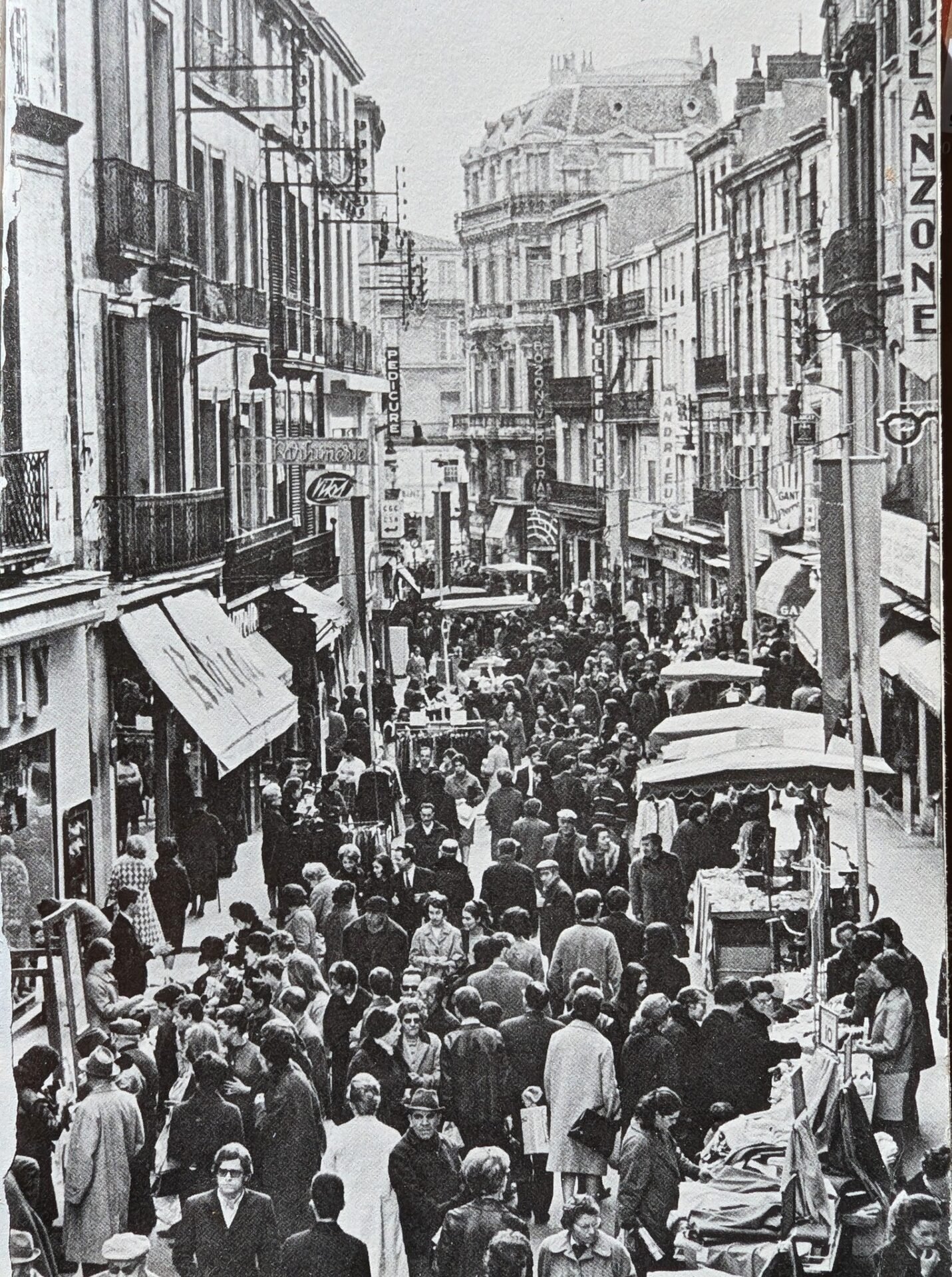 La grand-rue de Montpellier un jour d'affluence pour la quinzaine commerciale