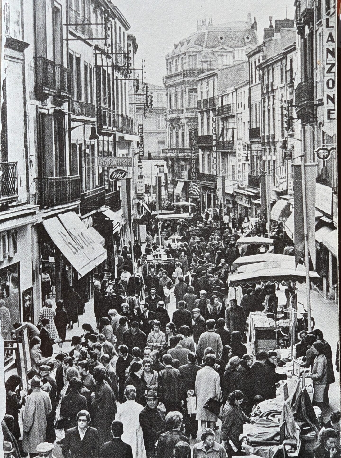 La grand-rue de Montpellier un jour d'affluence pour la quinzaine commerciale