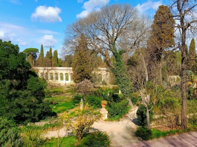 Vue sur l'orangerie du Jardin des Plantes depuis le Boulevard Henri IV