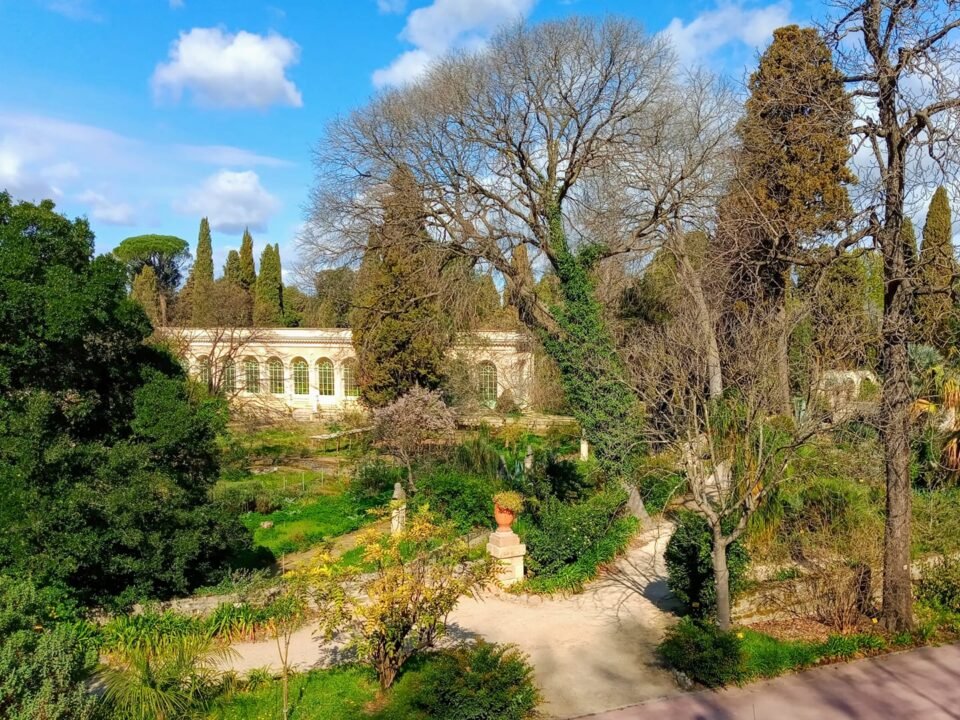Vue sur l'orangerie du Jardin des Plantes depuis le Boulevard Henri IV
