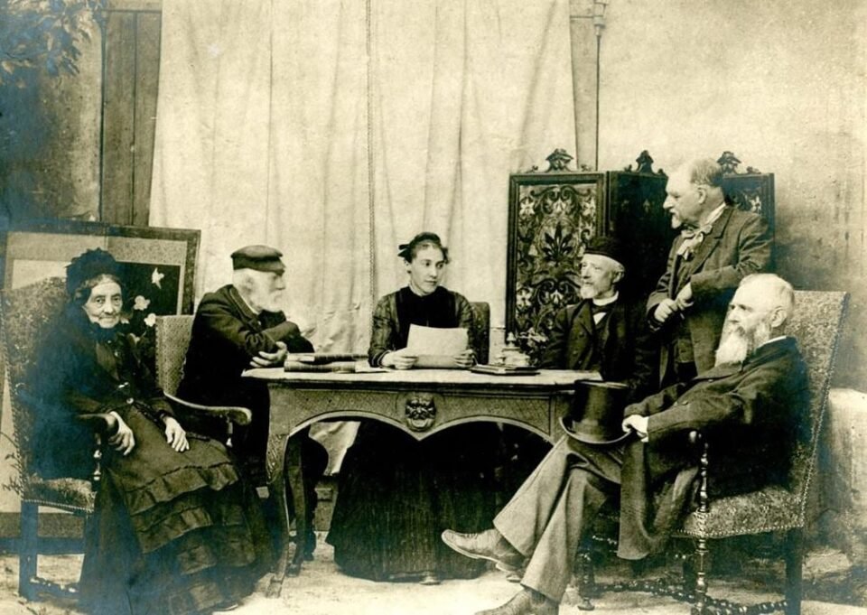 Louise Guiraud présentant ses travaux à M. Léon Coste et Louis Bonnet