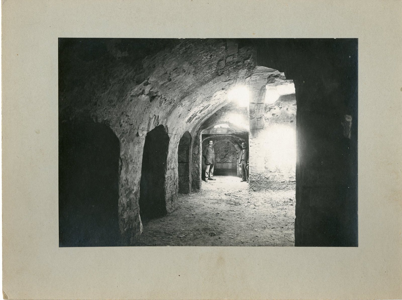 Maurice Gennevaux : un pionnier montpelliérain de la spéléologie et de l’archéologie 5 Maurice Genneveaux avec M. Berthele lors des fouilles de leglise Notre Dame des Tables en 1917