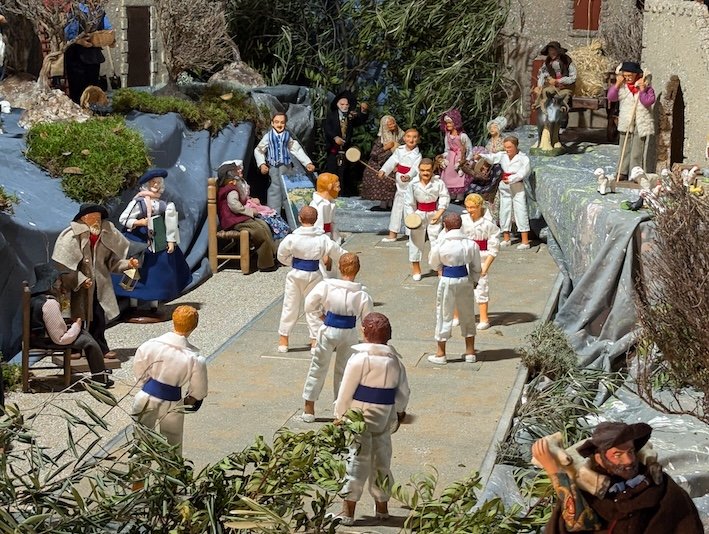 La crèche de la Garriga : le peuple languedocien en santons 3 Montpellier Creche de la Garriga Joueurs de tambourin