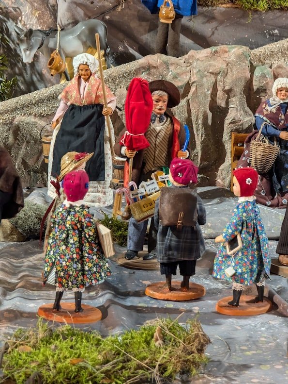 La crèche de la Garriga : le peuple languedocien en santons 10 Montpellier Creche de la Garriga Marchand de bonbons et enfants