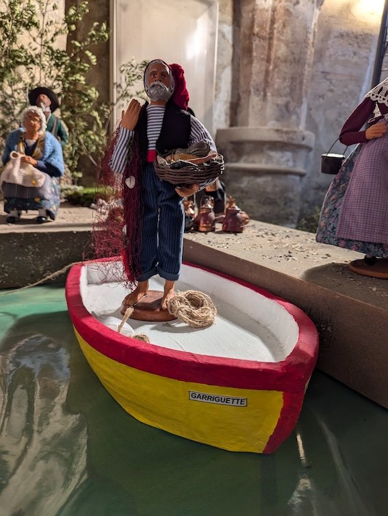 La crèche de la Garriga : le peuple languedocien en santons 13 Montpellier Creche de la Garriga Pecheur sur sa barque