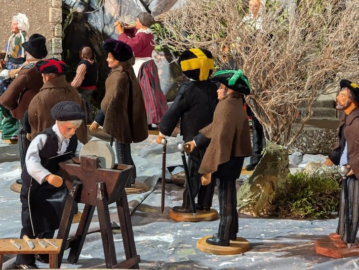 La crèche de la Garriga : le peuple languedocien en santons 14 Montpellier Creche de la Garriga Remouleur et etudiants a la faluche