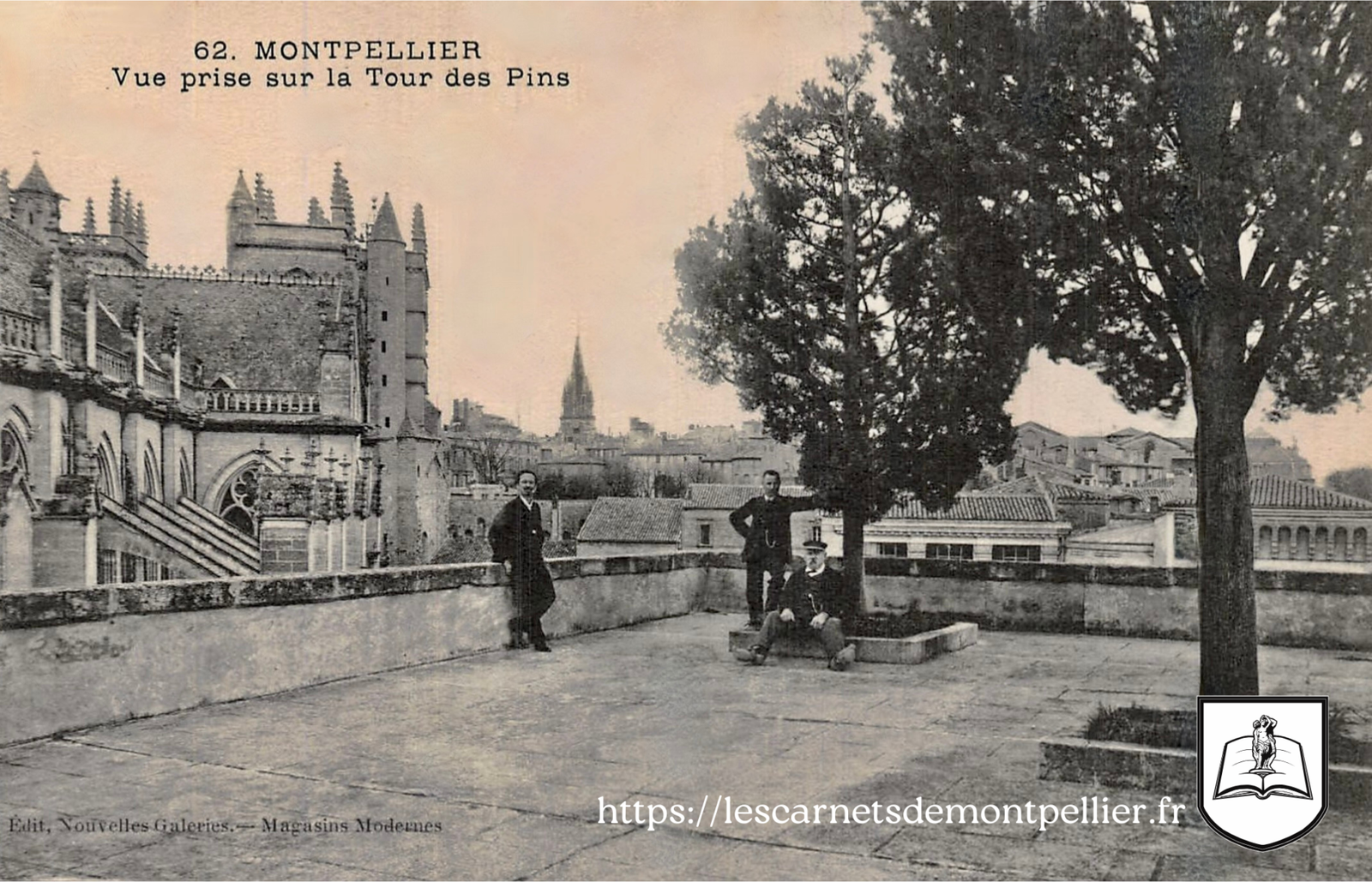 Carte postale représentant la Tour des Pins de Montpellier avec le personnel des Archives municipales en 1906/1907